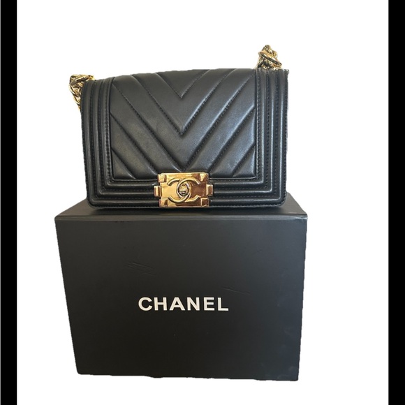 Chanel Black Chevron Crossbody Bag with Gold Accents Authentic small - Picture 1 of 10